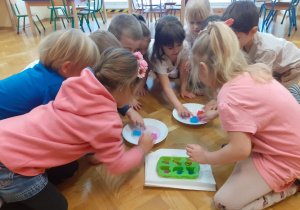 Dzieci eksperymentują z kostkami lodu