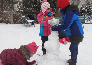 Zimowe zabawy na śniegu - lepienie bałwana