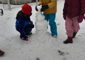 Zimowe zabawy na śniegu - lepienie bałwana