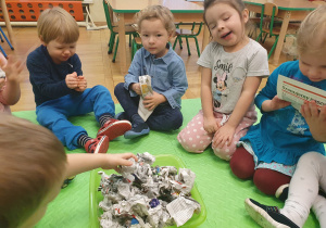 Dzieci robią kule z papieru
