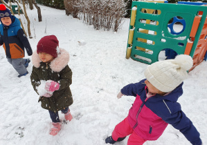 Dzieci lepią kule śniegowe