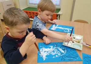 Dzieci malują farbami i tworzą własne krajobrazy
