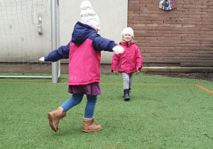 Dzieci tańczą w ogrodzie przedszkolnym