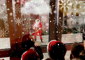 Mikołaj na tarasie wita się dziećmi