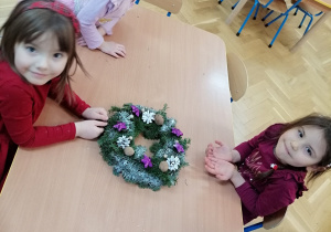 Dzieci ozdabiają świąteczne wieńce