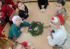 Dzieci ozdabiają świąteczne wieńce