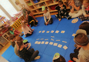 Dzieci dopasowują napisy z nazwami dinozaurów do obrazka.