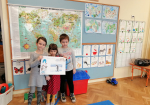Dzieci prezentują wykonany plakat.