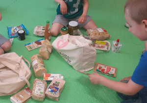 Dzieci oglądają ekologiczne produkty spożywcze