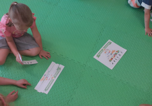 Dzieci w małych zespołach układają piramidę żywieniową
