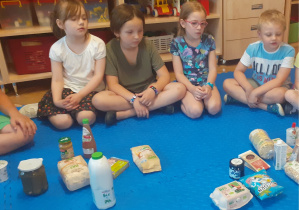 Dzieci oglądają ekologiczne produkty ekologiczne