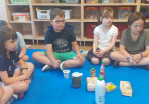 Dzieci oglądają ekologiczne produkty ekologiczne