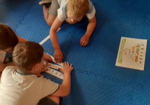 Dzieci w małych zespołach układają piramidę żywieniową