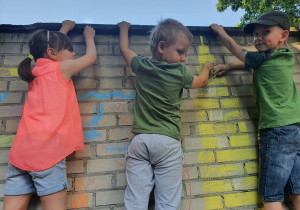 Dzieci tworzą laurkę dla miasta
