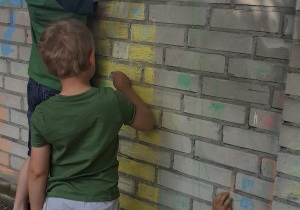 Dzieci tworzą laurkę dla miasta