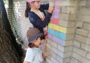 Dzieci tworzą laurkę dla miasta