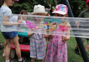 Dzieci malują w plenerze malarskim