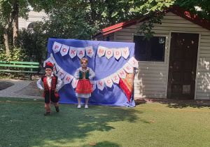 Pokaz Mody Patriotycznej - dzieci w strojach ludowych
