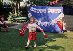 Pokaz Mody Patriotycznej - strój kibica