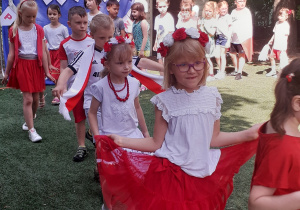 Pokaz Mody Patriotycznej - prezentacja stroi dzieci