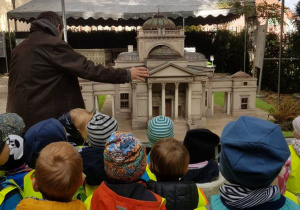 Dzieci oglądają miniaturę Pałacu na wodzie w Łazienkach Królewskich