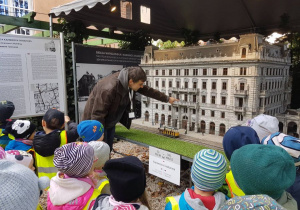 Dzieci oglądają miniaturę Kamienicy Granzowej