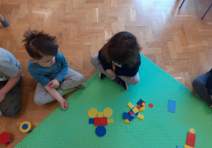 Dzieci na podłodze układają swoje roboty