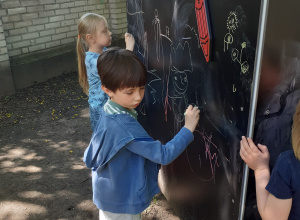 Rysowanie kredą w ogrodzie przedszkolnym