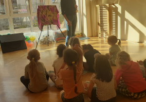 Dzieci rozmawiają na temat malarstwa