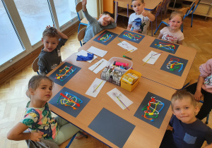 Dzieci mają na kartkach nałożone kolory, które następnie będą łączyły tworząc kolorowe kompozycje