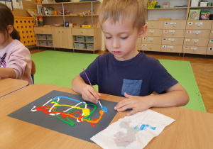 Dzieci mają na kartkach nałożone kolory, które następnie będą łączyły tworząc kolorowe kompozycje