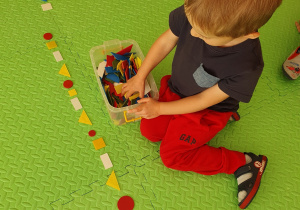 Zabawy matematyczne- dzieci układają rytmy z figur