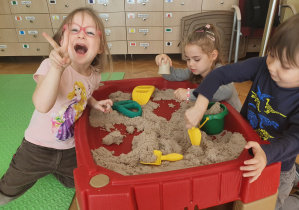 Na zdjęciu radosna zabawa dzieci w piasku kinetycznym