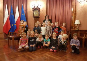 Dzieci zwiedzają sale w Kancelarii Prezesa Rady Ministrów
