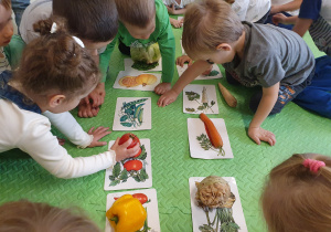 Dzieci dopasowują do obrazków prawdziwe warzywa i owoce