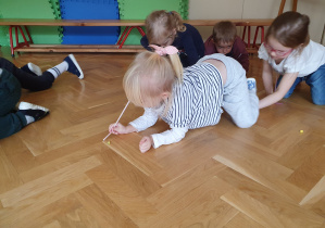 Ćwiczenia oddechowe- dzieci za pomocą słomki przepychają małą piankę do wyznaczonej mety