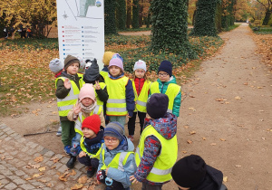 Dzieci pozują do zdjęcia w Parku Łazienki Królewskie