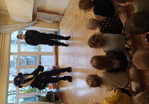 Policjant przedstawia się i zapoznaje dzieci z Panem Borsukiem.