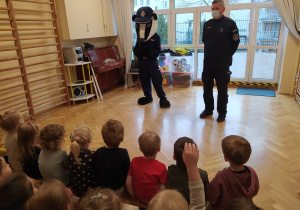 Policjant omawia zasady bezpieczeństwa.