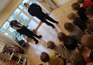 Dzieci uważnie słuchają pana Policjanta.