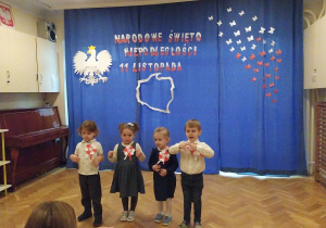 Dzieci prezentują wiersz.