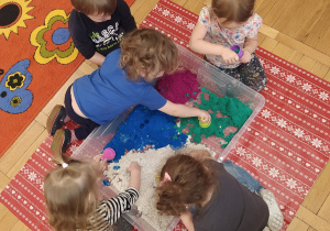 Dzieci sprawdzają właściwości piasku.
