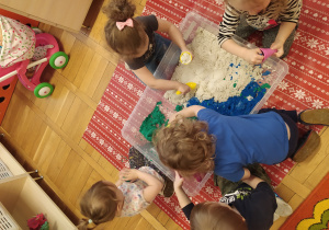 Dzieci wspólnie tworzą budowle.