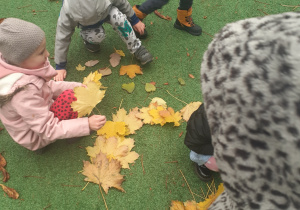 Dzieci układają liście w kształcie sukni