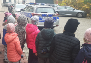 Dzieci podziwiają samochód policyjny
