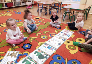 Dzieci słuchają opowiadania jak powstał miś.