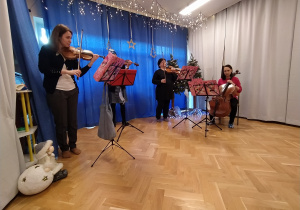 Artystki grają na instrumentach,