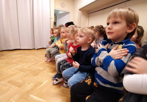Dzieci wykonują ćwiczenia przy muzyce.