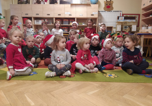 Dzieci oczekują na św. Mikołaja.
