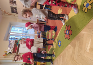 Dzieci ilustrują ruchem treść piosenki.